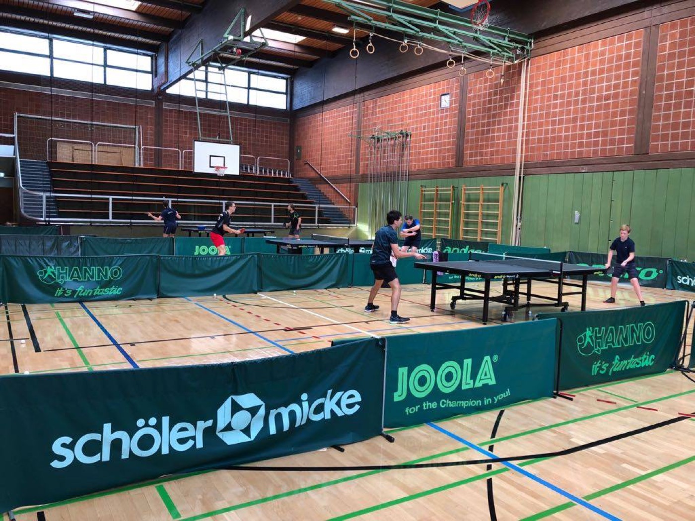 Turnierbetrieb mit mehreren Tischtennisplatten in der Halle
