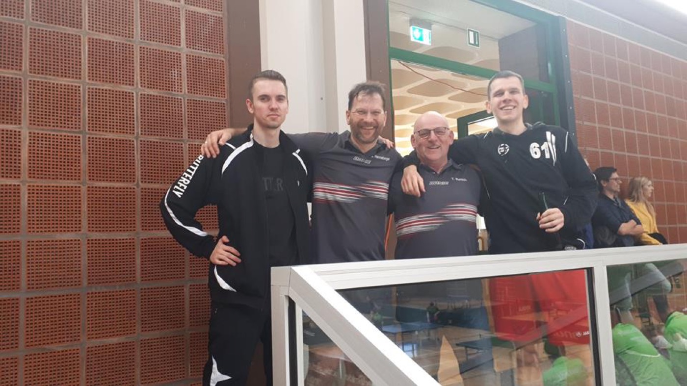Vier Spieler des TSV Karlstadt auf der Tribüne der Halle