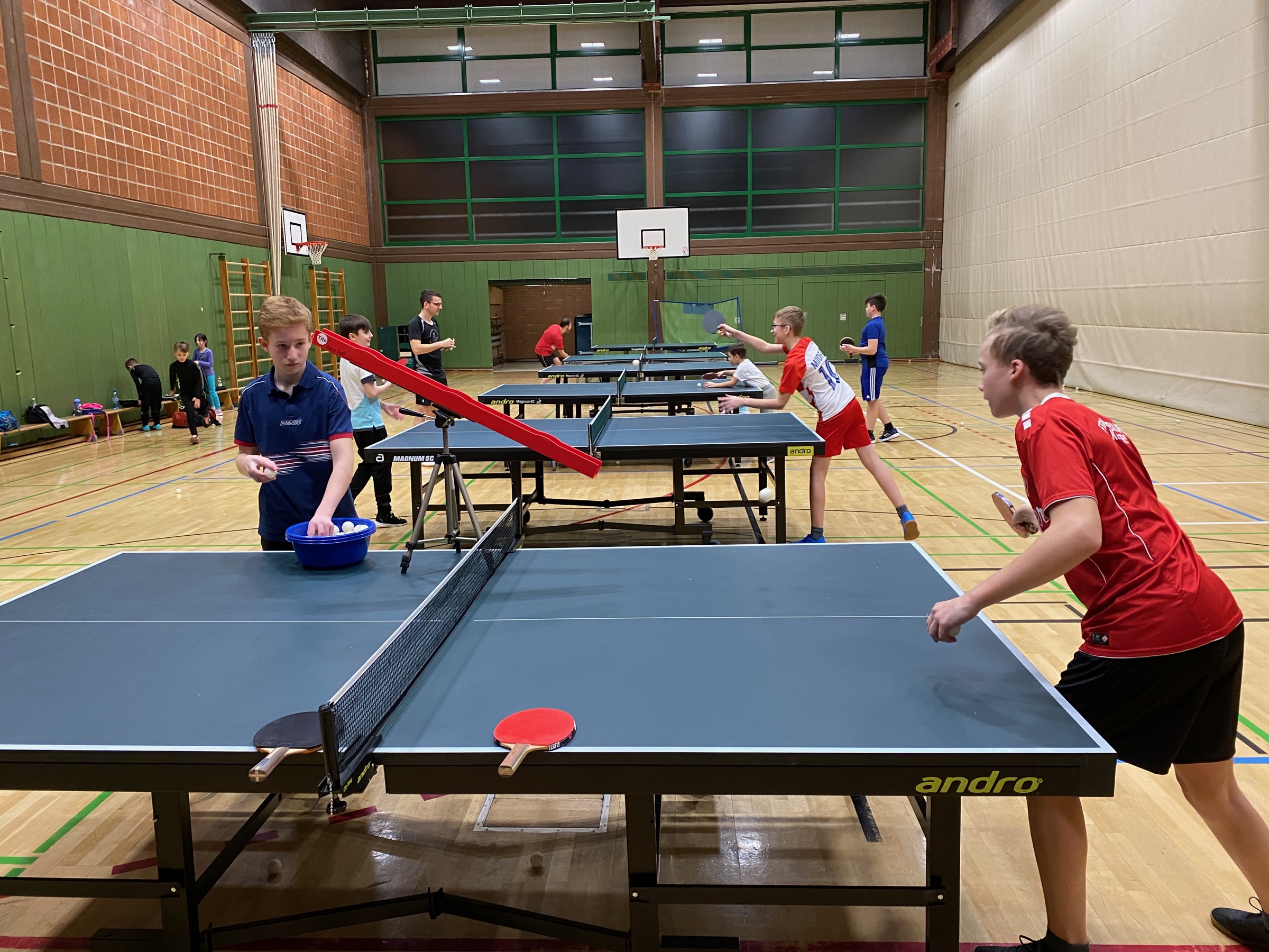 Jugendliche beim Tischtennistraining in der Sporthalle