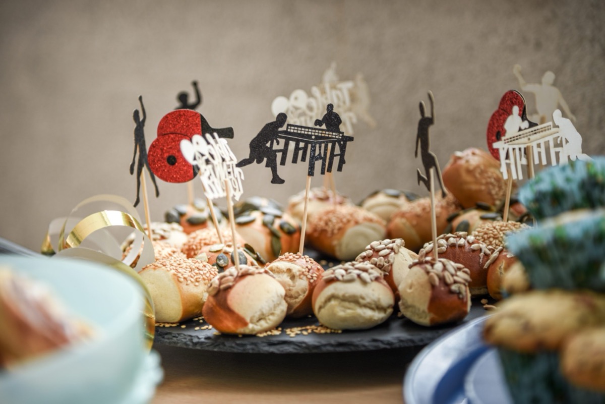 Buffet mit Tischtennis-Dekoration bei einer Feier der Abteilung