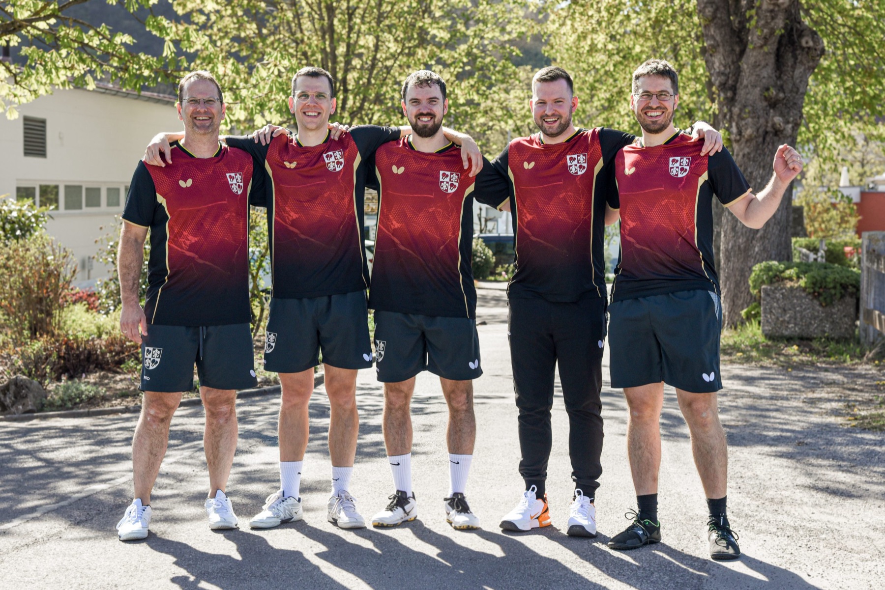 Fünf Spieler der 1. Mannschaft des TSV Karlstadt, Arm in Arm