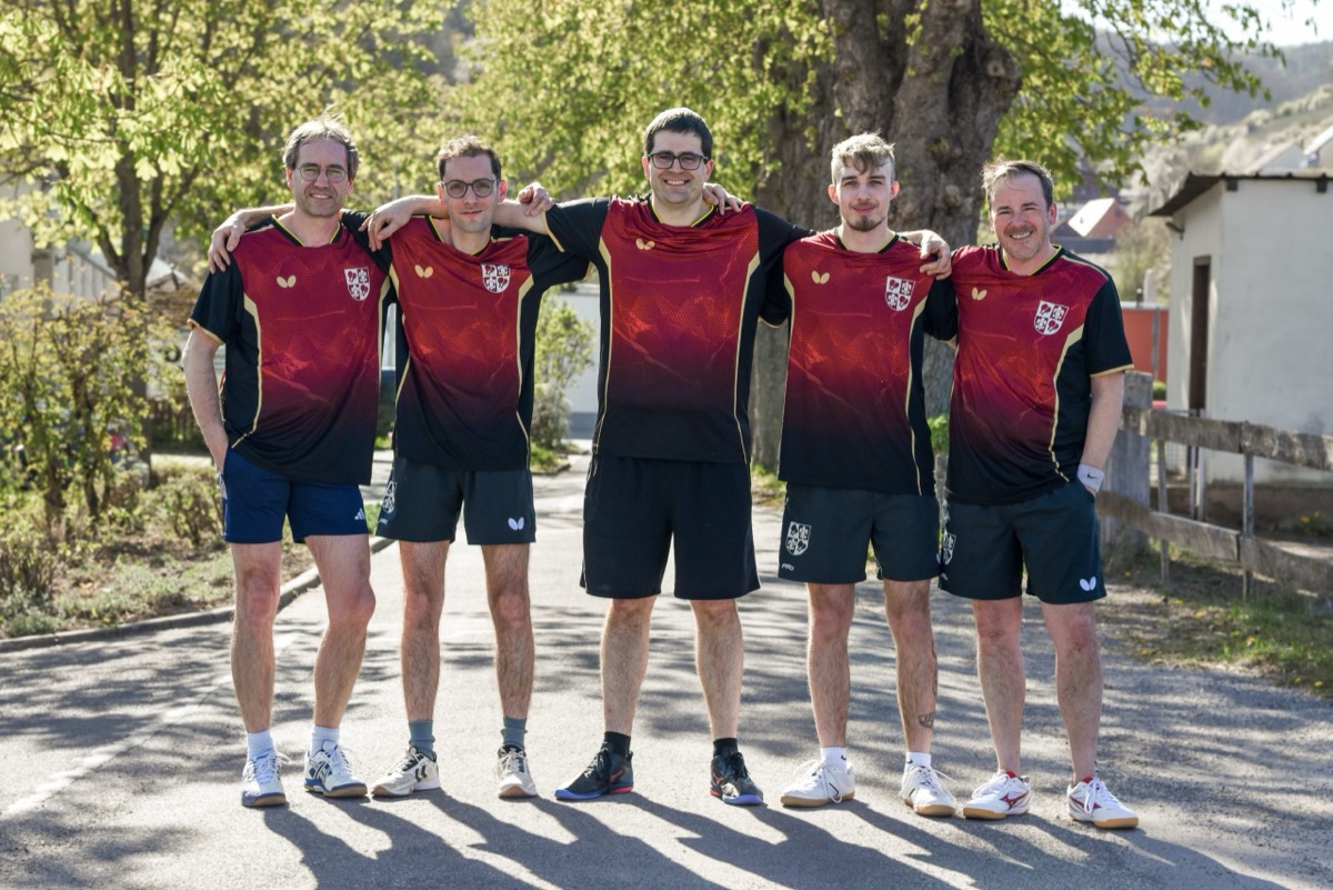 Fünf Spieler der 2. Mannschaft des TSV Karlstadt, Arm in Arm